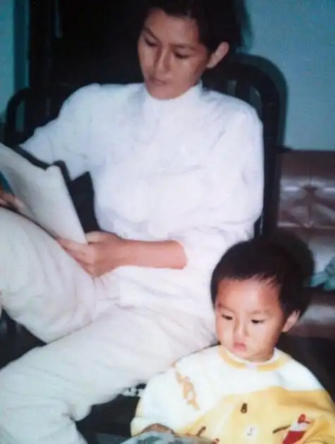 吴亦凡小时候脸圆圆的,看着就很可爱.