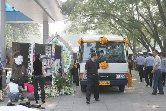图文傅彪灵车开进八宝山遗体被抬入灵堂