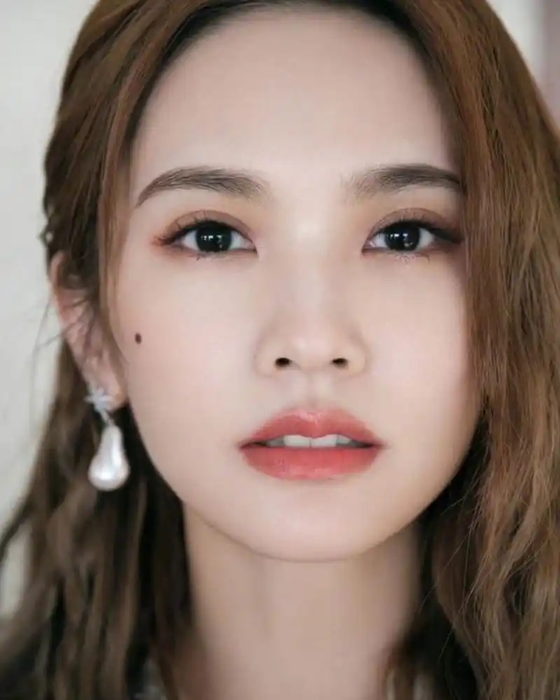 那颗美人痣位置恰当好处!属于人美声甜了!你还记得她演过的电视剧吗!