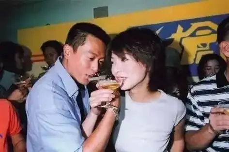 分手才两个月,魏骏杰就被曝出与比他小20岁的重庆美女张利华约会.