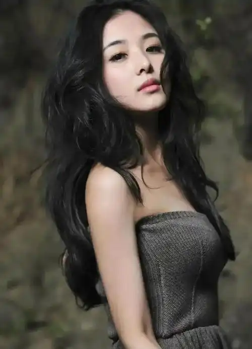 张含韵的奶欲更勾人,36岁依旧童颜,身材却饱满成熟且韵味满满