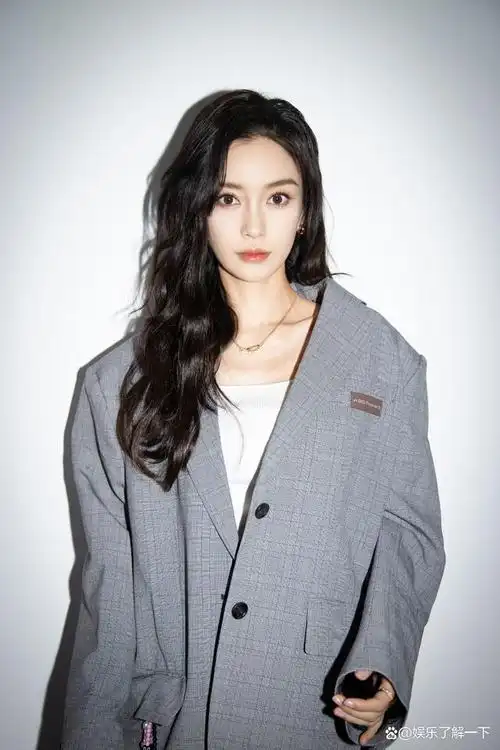 演员angelababy(杨颖)在社交媒体上罕见地晒出了自己身穿比基尼的照片