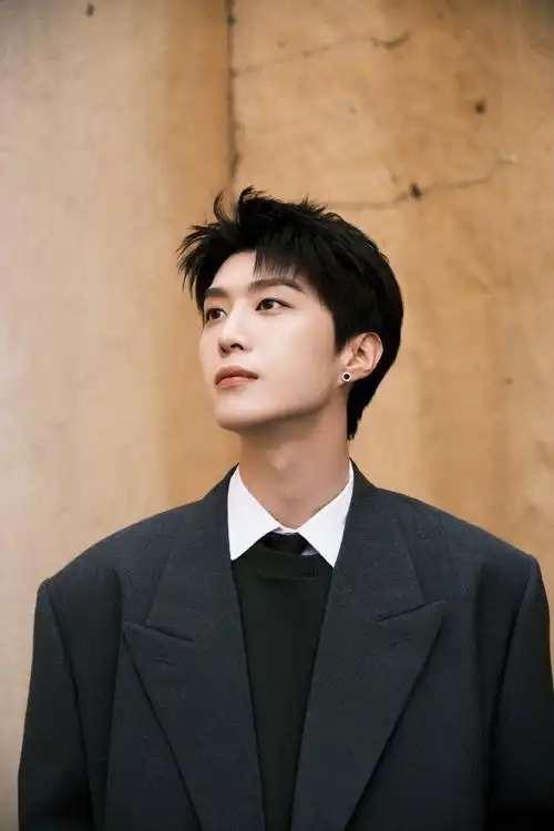 范丞丞扶张婧仪下车##范丞丞灰色大衣