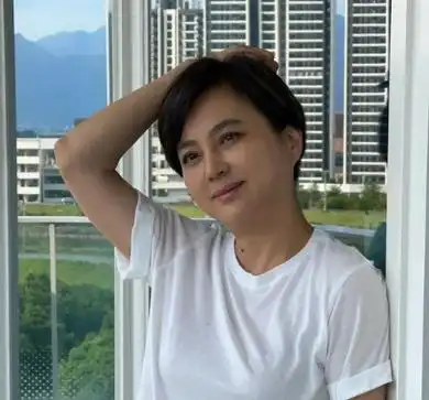 李玲玉罕见分享生活照,59岁高龄心态平和喝茶,然而面貌略显老态