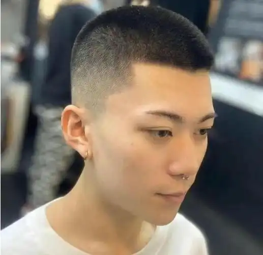 短发平头是一款经典的男士发型,它一直以来都备受欢迎.