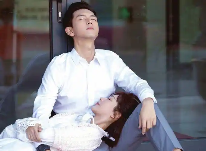 杨紫发文告别佟年,胡一天地位赶超李现有单独合照,真实原因感人