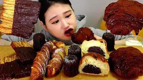 韩国大胃王卡妹,吃脏脏包 面包,大口大口地吃,吃得太过瘾了