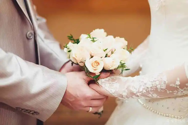 新郎_新娘_拿着_握手_站立_相对_相互_新娘手花_高清图片_全景视觉