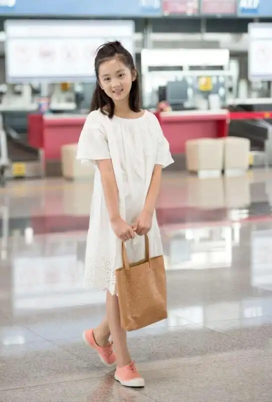 黄磊女儿多多是越来越漂亮 家教好暖暖的