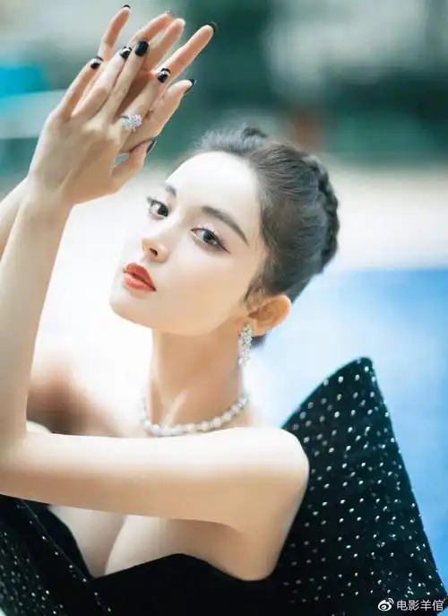 古力娜扎活动造型曝光星光拖尾裙凸显蚂蚁腰身材令人着迷