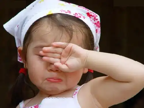 想问下这个小孩儿哭的图片的出处,想要个清晰点的.谢谢!