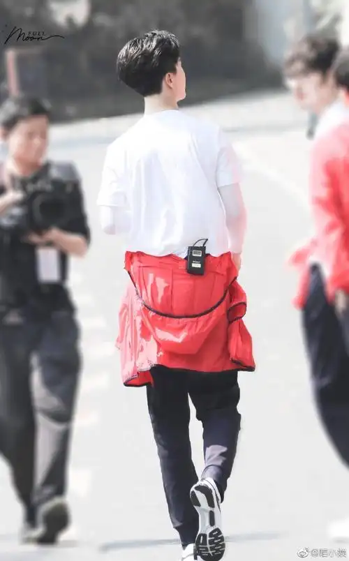 感受一波范丞丞超绝背影杀!