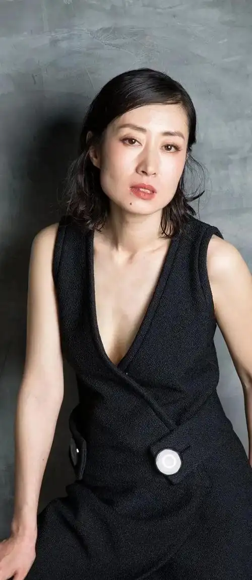 这些年来,刘敏涛不仅与许多知名导演和演员合作,更是在业内建立起了