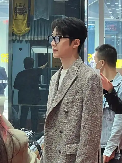 赖冠霖学长风造型#我说赖冠霖今天的造型直接魂穿我的高冷学长,撂套