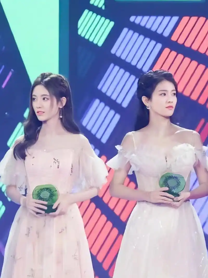 白鹿的长相确实不惊艳,不管是跟鞠婧祎站一起,还是跟孙珍妮同框,都有