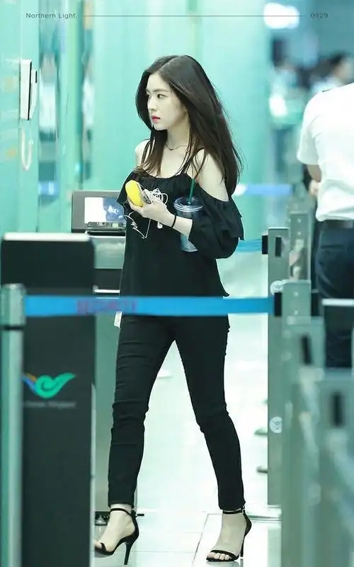 red velvet 的神颜裴珠泫也曾经穿过全黑的造型,性感俏皮的露肩吊带