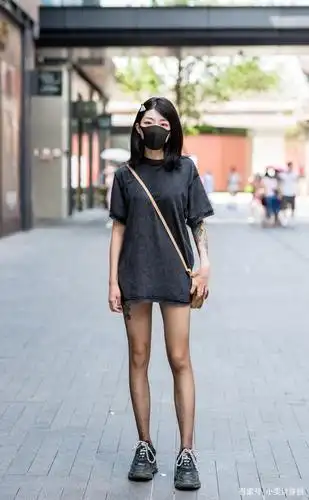 女人穿衣就是要精致,街拍女神简约风穿搭分享,低调优雅不失品味