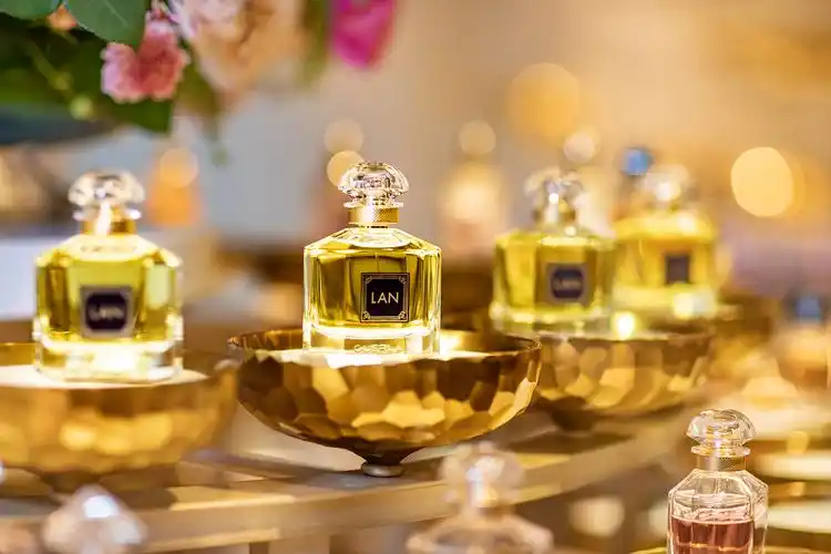 闻香识女人 法国娇兰携手杨澜推出联名品牌定制香水"lan"