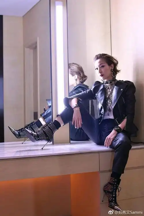 越老越时髦的典型,还要看50岁的郑秀文,造型百变不愧为时尚天后