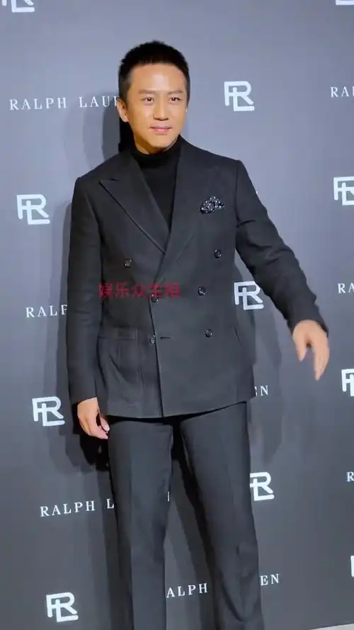 邓超寸头黑西装造型还是超哥有型-度小视