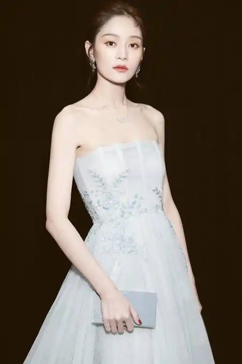 王媛可穿裸粉色吊带连衣裙亮相高贵又迷人身材比例真出众