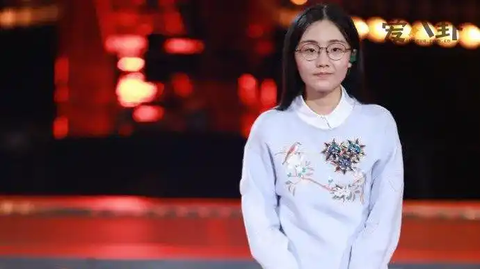 郭沁现状如何她为何要坐在椅子上唱歌