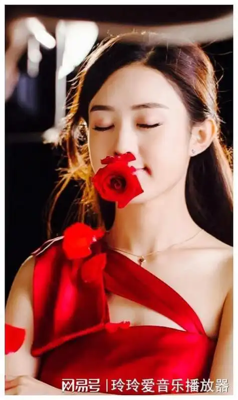赵丽颖新年首曝侧颜照,高挺鼻梁惊艳登场,红色背景下尽展魅力