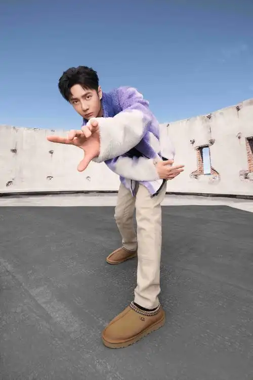 王一博身着塔斯曼系列鞋款演绎时下流行的laid back风格__财经头条