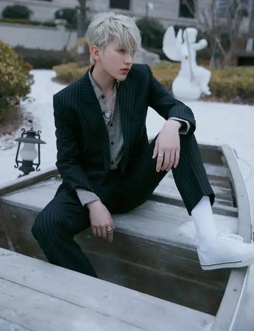 蔡徐坤西装小白鞋白袜