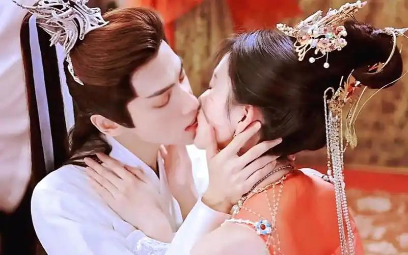 怪不得口红的亲掉了!这样的花絮多来点呐!罗云熙 |白鹿 |长月烬明