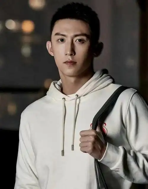 十位男明星的寸头:朱一龙李现比长发更好看,肖战王安宇最惊艳_腾讯