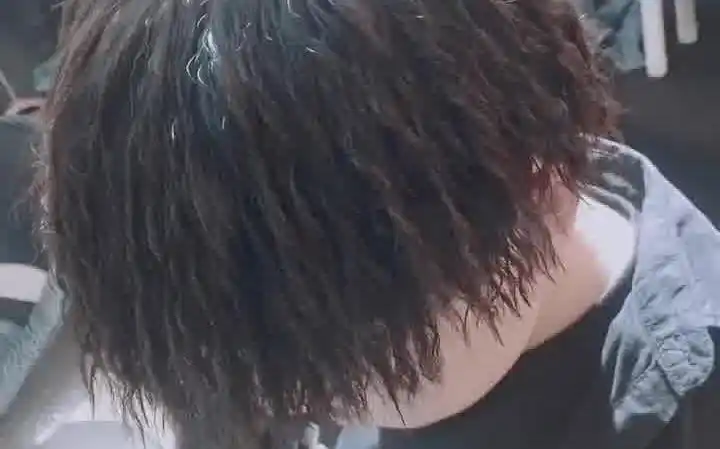 【男生发型】热门推荐:长款超帅百搭锡纸烫