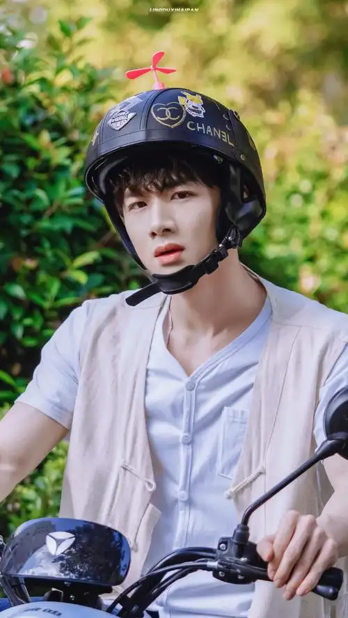 白敬亭八零九零帅气剧照霸气来袭