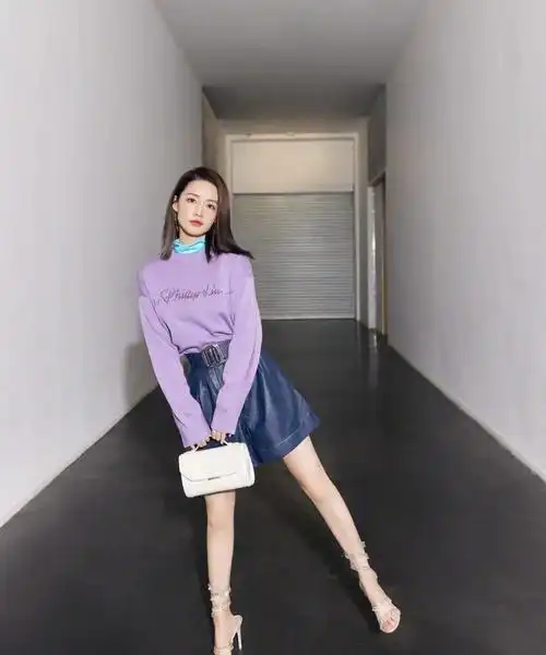 李沁私服造型超清新,宽大海军风外套搭配黑色针织帽,青春又时尚