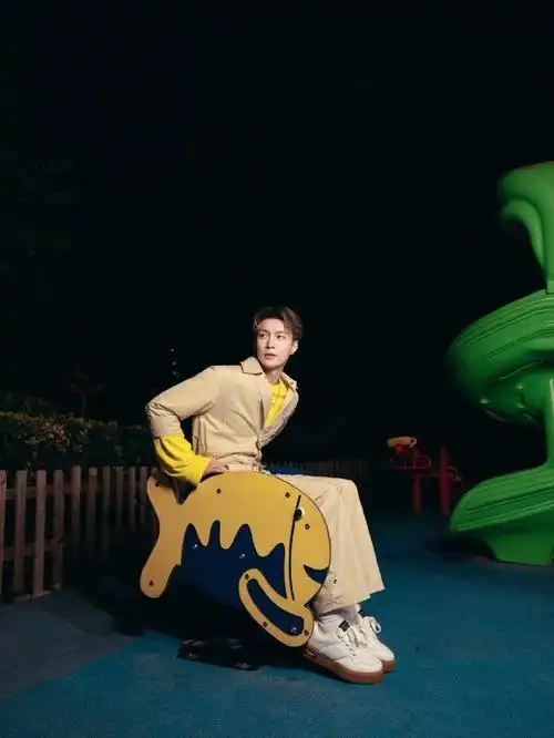 张艺兴空降零食很忙狂欢节##零食很忙新店长张艺兴