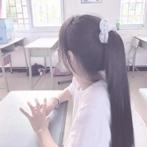 女生马尾头像:这个世界泥泞破碎,却也能开出温柔的花朵