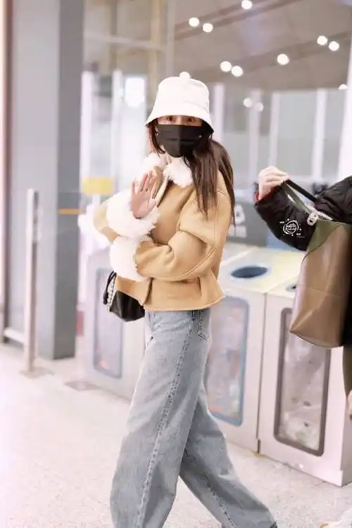 杨幂穿咖色皮夹克搭浅色牛仔裤戴渔夫帽温柔可爱