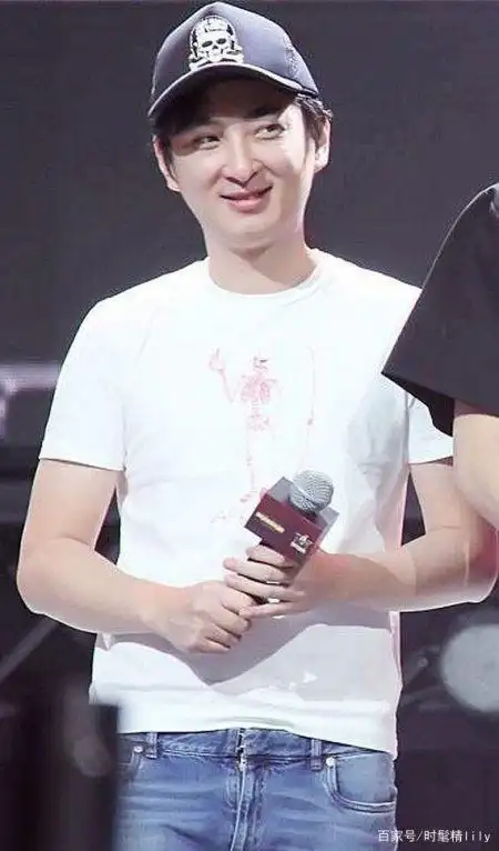 王思聪的颜值一般人欣赏不了,穿一身的名牌,但却感觉挺接地气的