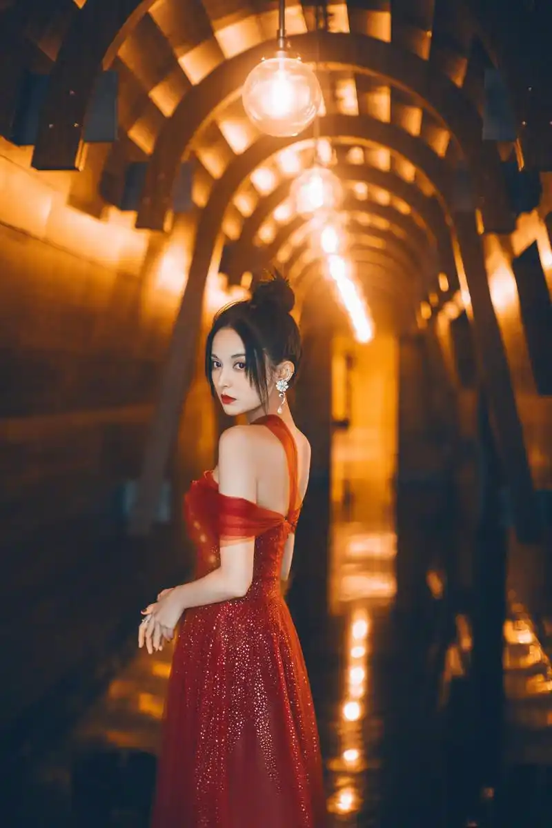 古力娜扎一袭红裙加身,穿起来很风情万种,好美