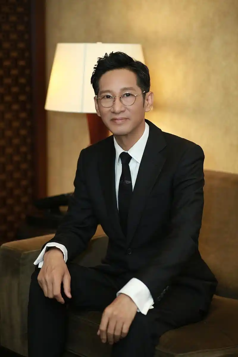 王劲松时尚写真曝光尽显熟男绅士风度