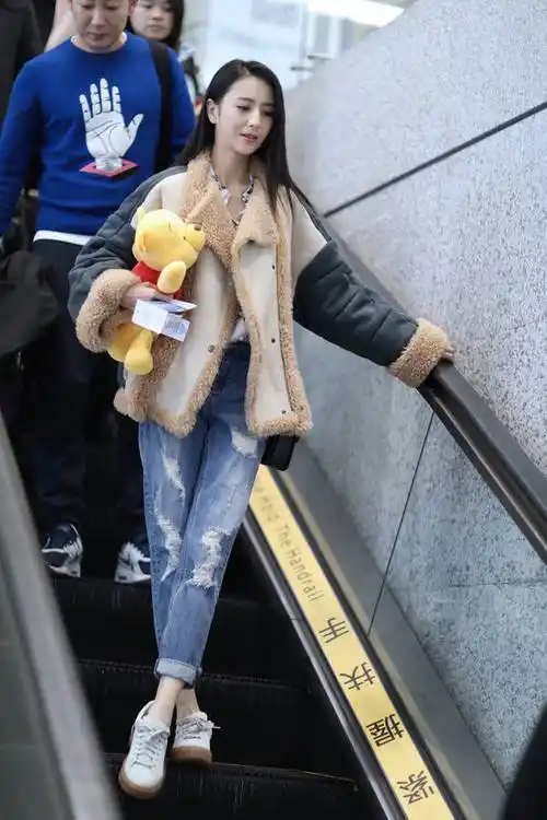 佟丽娅机场穿搭率性又俏皮