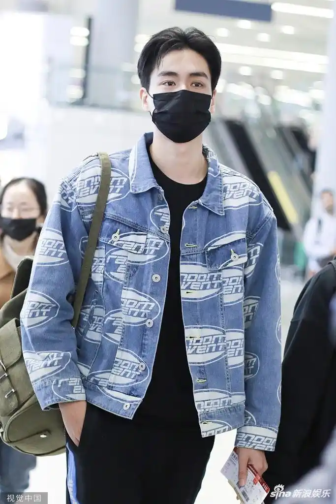 胡一天素颜搭机高大俊朗 单肩背包乘电梯获同行旅客关注