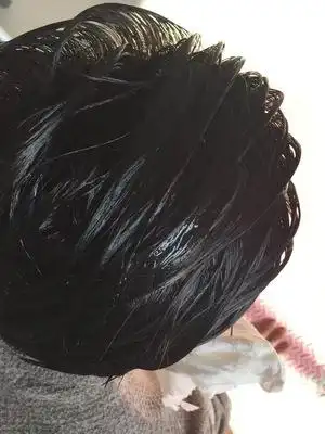 用起来十分方便,味道不难闻,洗的时候温和,原来很多白头发,现在全部都