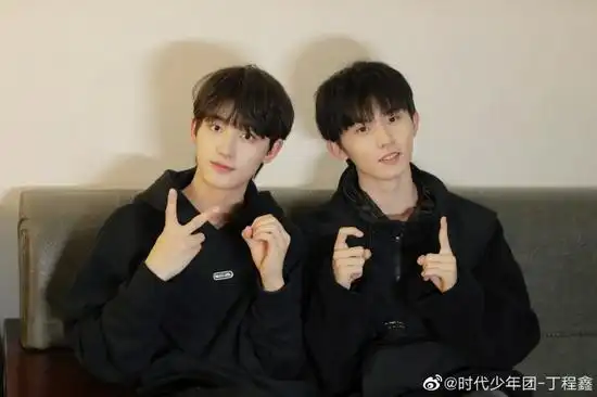 丁程鑫晒合照为马嘉祺庆生:压力少一点开心多一点