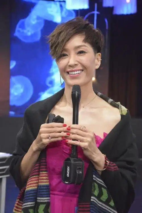 现年51岁的伍咏薇曾服务过亚视,无线及viutv,而她对上一部tvb剧已是