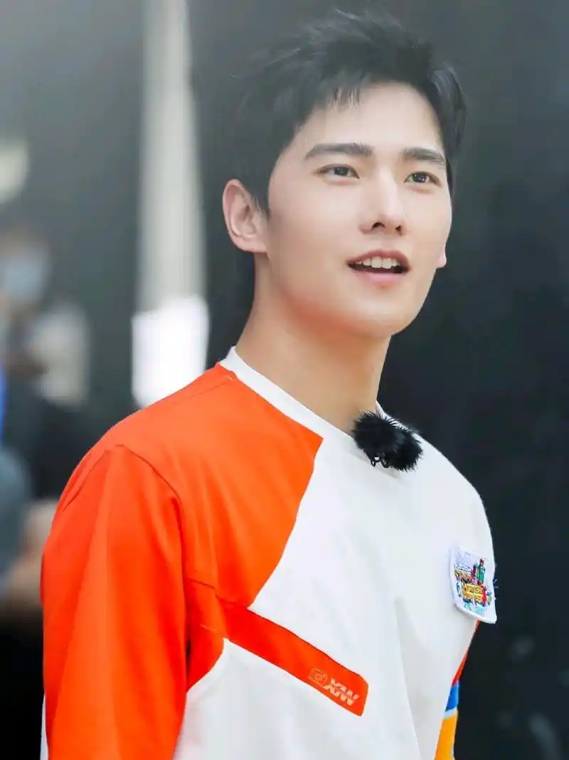 杨洋元气满满的哥哥路透,身穿橙色队服像刚满18,笑起来太治愈