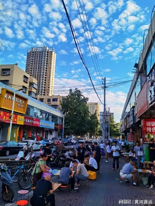时隔1年重游河南郑州在二七区内的街道上漫步收获雨后的美景