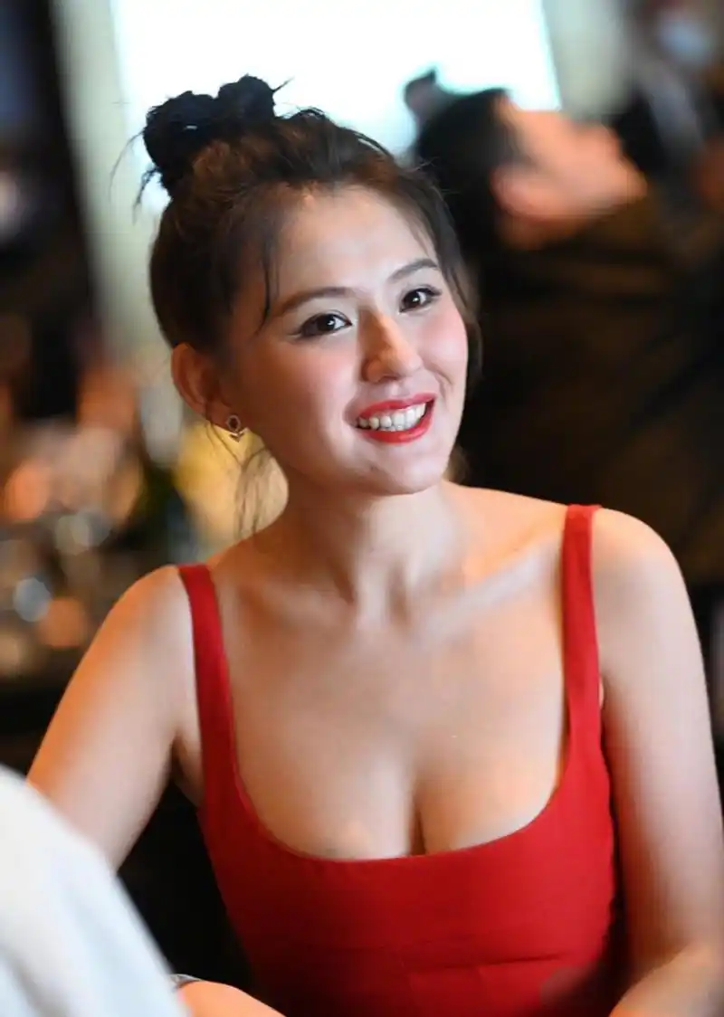 穿吊带红裙子的热依扎,太火热了.