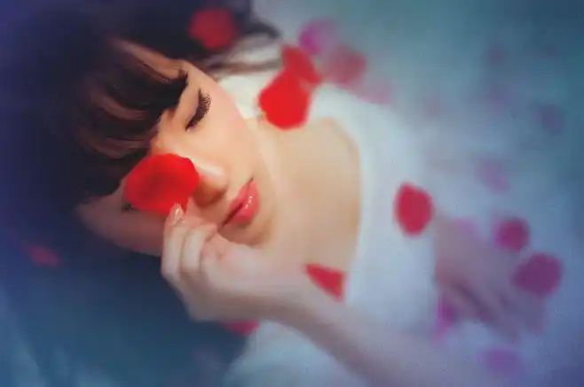 玫瑰花女子因玫瑰花凋谢而伤心_小图库-美女图片,性感美女,明星,模特