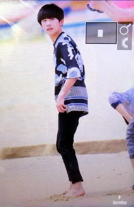 tfboys新闻160404四叶草家的熊孩纸上线海边爬栏杆上演半湿身诱惑